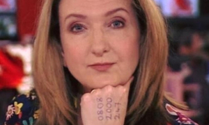 앵커 손등에 적힌 전화번호는 무엇일까