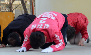 어김없이 등장한 '큰절' 읍소 전략