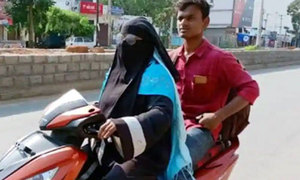 아들 구하러 스쿠터로 1400km 달린 모정