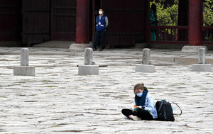 경복궁 관광은 잊은 채… 독서삼매경