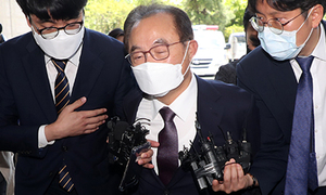 오거돈, 유치장서 가슴 통증 호소… 인근 병원 이송