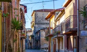 "집 한 채가 커피 한 잔보다 쌉니다"