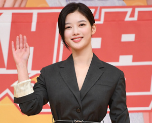 김유정 '상큼 발랄 손인사'