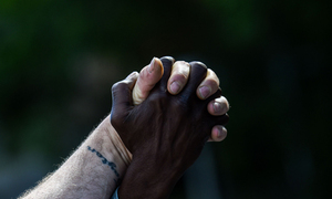 화해·평화의 미래 향해… 흑백 맞잡은 손