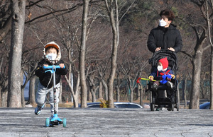 마스크 쓰고 나들이… 그래도 즐거운 동심