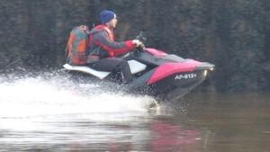 제트스키 타고 바다 건너…코로나도 못막는 사랑