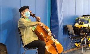 백신 맞으러와 첼로 든 아저씨…알고보니 요요마