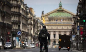 배달기사로 일하는 은행원<br>봉쇄·통금이 가져온 변화