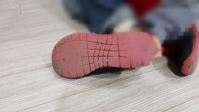 닳아버린 신발 밑창…학대 피해 아이의 첫 번째 소원은 ‘엄마랑 살지 않기’ thumbnail