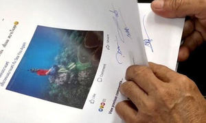 태국서 산호초 위에 앉은 관광객… 징역형 위기