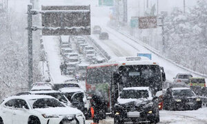 '3월 폭설'에 전기 끊기고… 눈길 추돌·고립 속출