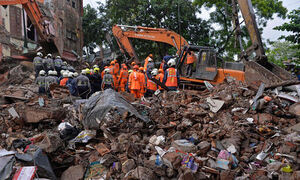 폭우에 우르르…인도 4층 건물 붕괴로 19명 사망