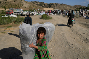 지진 훑고 간 아프간… 희망을 들고 가는 소녀