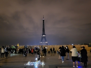 밤 11시45분 에펠탑 황금빛 조명이 꺼졌다