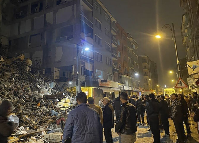 튀르키예 강진에 사망자 눈덩이<br>시리아까지 200명 육박…계속 증가