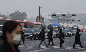 마스크 해제 1주, 확진자 '뚝'…"안 벗는 사람 많아"