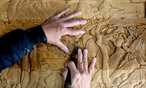 굵은 손마디·굳은살… 그의 손이 전통이다
