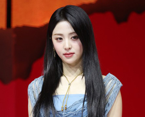 르세라핌 허윤진 '매력적인 눈빛'