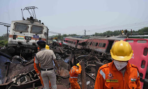 인도 열차 참사 인재 가능성…다른 철로 진입해 사고