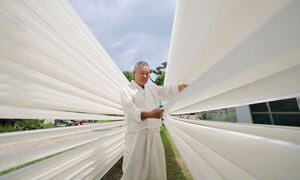 옛 방식 그대로 '타다닥탁'…전통 명주의 脈을 잇다