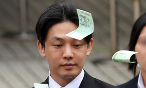 '마약 상습투약 혐의' 유아인 불구속기소