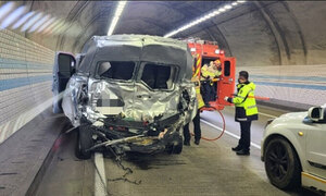 터널에서 버스가 승합차 들이받아… 나들이객 4명 참변