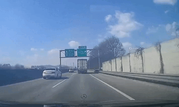 고속도로 달리다 표지판이 '쿵'… 도로공사 "배상할 것"