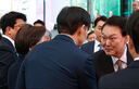 尹대통령, 조국과 악수…5년 만에 공식 석상 첫 대면