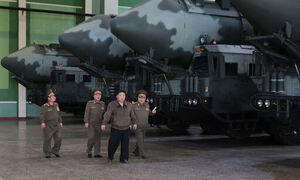김정은 "핵무력 급속 강화 위해 나아가야"