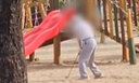 공원 놀이터인데…골프복 차려입고 '벙커샷' 연습? '황당'