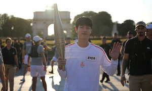 BTS 진, 파리서 올림픽 성화 봉송