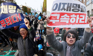 "법 살아있어" "사법부 죽었다"… 둘로 갈린 서초동