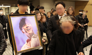 故휘성, 동료·팬 눈물 속 발인