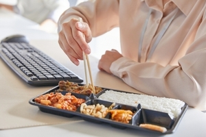 행복에 치명적인 ‘혼밥’
