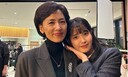 아이유, 故강명주 어깨에 기댄 채 환한 미소…'학씨 아저씨'에겐 찌릿