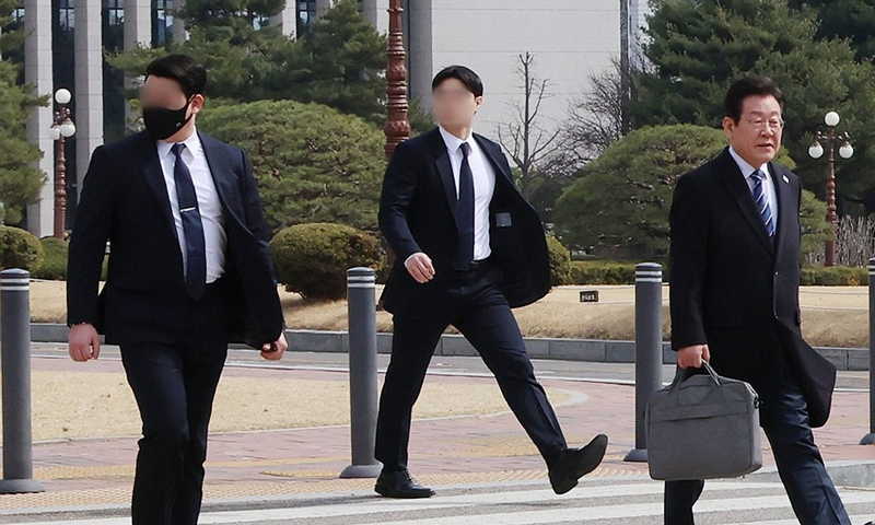 최근 신변 위협 우려가 제기된 더불어민주당 이재명 대표가 지난 17일 경호원들의 보호를 받으며 서울 여의도 국회 경내를 걷고 있다. 연합뉴스