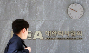 의협, 의대생에 ‘준회원’ 자격… “방패삼나” 비난