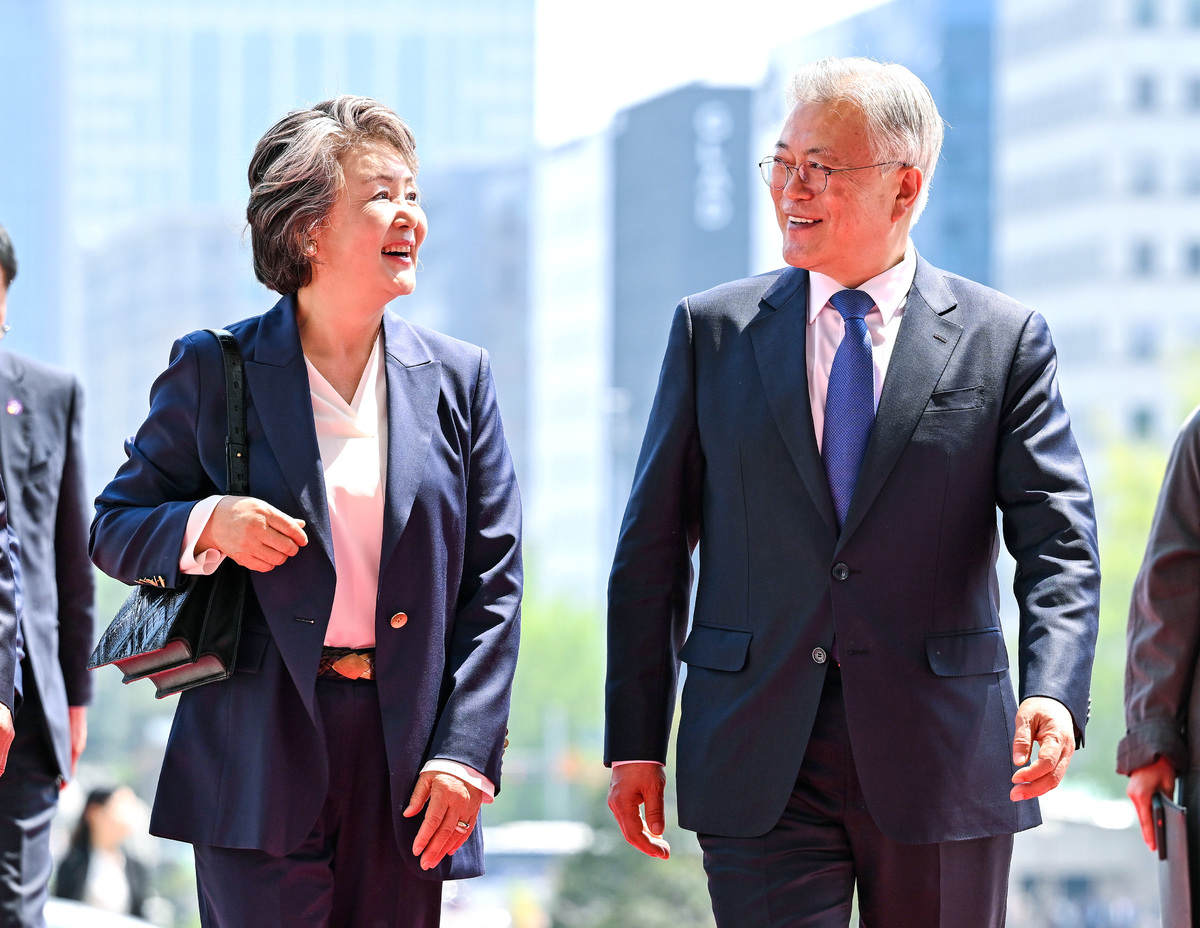 문재인 전 대통령(오른쪽)과 김정숙 여사가 지난달 25일 서울 여의도 국회에 우원식 국회의장과 면담을 위해 들어서고 있다. 국회사진기자단