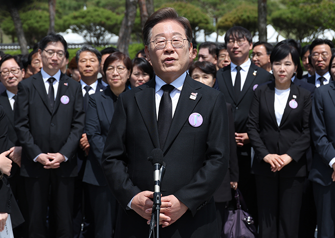 ‘4년 연임’ 개헌안 제시한 李 <br>“재임 대통령에게 개헌 적용 안돼”