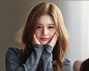엔믹스 설윤 '깜찍한 꽃받침'