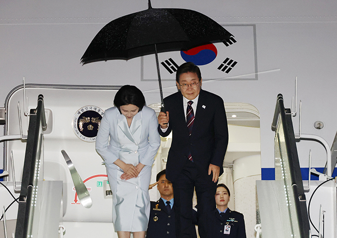 李대통령, '정상외교' 데뷔전 마무리<br>이틀간 9개국과 회담
