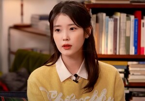 아이유, 제주 할망들에게 ‘에르메스’ 선물 보따리 “약속을 지키러 온 애순”