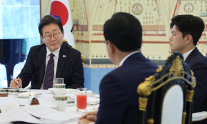 李, 취임 18일 만에 첫 회동… 협치로 이어질까