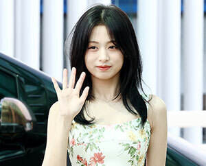 베이비몬스터 아현 '반가운 손인사'