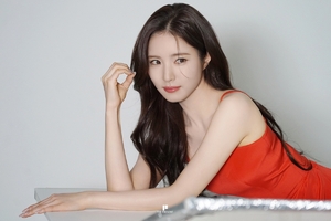 신세경, 광고 비하인드 스틸컷 공개… 아름다움 너머의 '특별한 존재감'