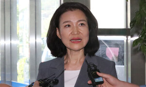 '법카로 빵 잔뜩 구매' 이진숙 방통위원장 경찰 출석