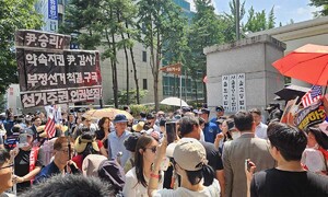 "재구속 땐 전쟁"vs"내란 우두머리 사형"…폭염에 실신도