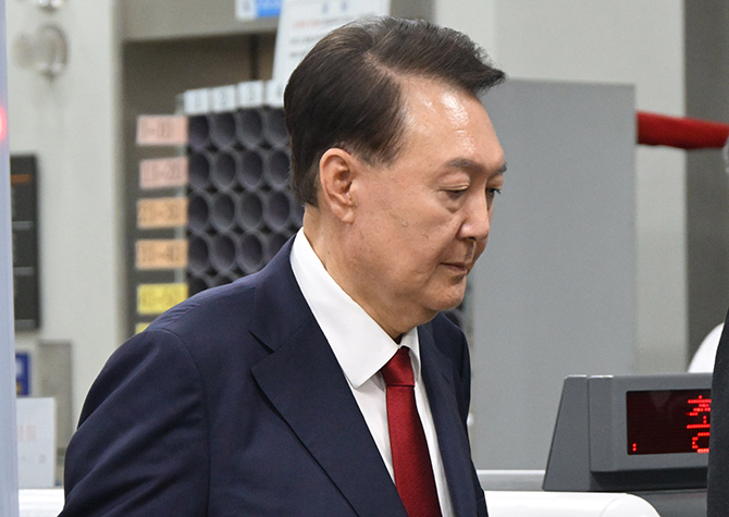 尹, 124일 만에 재구속<br>法 “증거 인멸 염려”