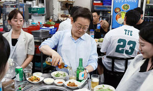 직원들 ‘소맥’ 타 준 李대통령 “소비진작 위해 저부터 외식”