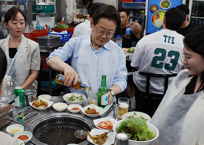 '오겹살에 소맥' 회식한 李<br>"골목이 살아야 경제가 산다"